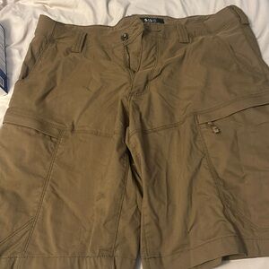5/11 men’s shorts size 36